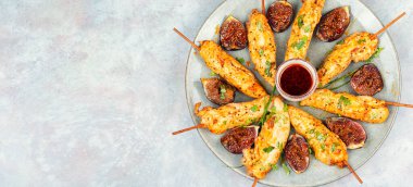 Tahta şiş ve incirli tavuk eti. Tavuk şişi, tavuk kebabı. Metnin için boş yer.