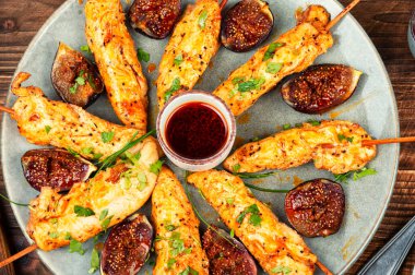 Tavuk filetosu ve incirli şiş kebap. Izgara et şişleri. Barbekü, tavuk şişi. Kapat..