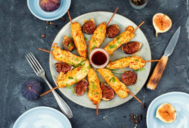 Izgara tavuk ve incirli incir ile ızgara şiş. Sağlıklı gıda konsepti. Barbekü, tavuk kebabı. Düz yatıyordu.