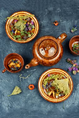 Seramik fincanda kuru çay çeşitleri. Şifalı bitkiler. Düz yatıyordu.