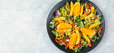 Dilimlenmiş opuntia ya da dikenli armut, biber, badem ve taze otlu kaktüs salatası, tabakta servis edilir. Metnin için boş yer.