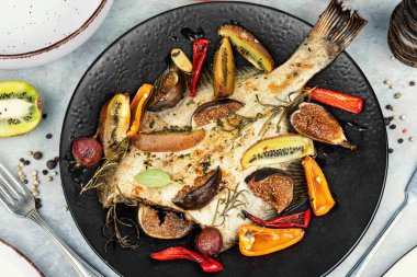 Meyve ve sebzelerle pişirilmiş balık iştah açıcı. Deniz ürünleri..