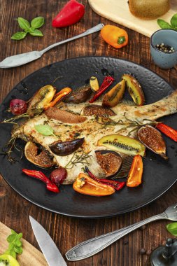 Kavrulmuş boğa balığı, ahşap bir masada yassı balık. Kırsal biçim