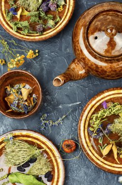 Geniş çeşitlilikte şifalı bitkiler ve yabani çiçekli çay. Bitkisellik.