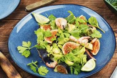 İncir ve figürlü yeşil salata. Deniz ürünleri salatası..