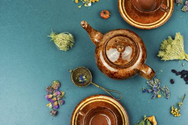 Seramik fincanda kuru çay çeşitleri. Şifalı bitkiler. Boşluğu kopyala.