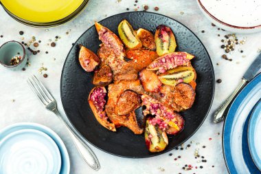 Sonbahar meyvelerinde marine edilmiş fırında biftek. Barbekü domuz eti. Üst görünüm.