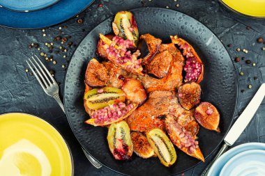 İncir, kivi ve nar ile kızartılmış domuz eti bifteği. Üst görünüm.