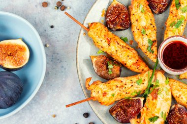 Izgara tavuk ve incirli incir ile ızgara şiş. Sağlıklı gıda konsepti.