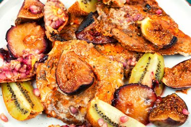 Meyve soslu domuz pirzolası. Ev yapımı pişirilmiş et, haşlanmış domuz filetosu. Kapat..