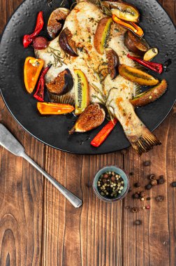 Kavrulmuş boğa balığı, ahşap bir masada yassı balık. Kırsal biçim