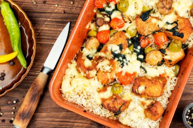 Kızarmış hindi filetosu ya da iştah açıcı pirinçli göğüs..