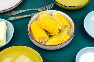 Ev yapımı altın mısır koçanı ya da tereyağı ve tuzlu mısır.