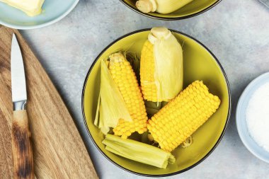 Taze kabuklu mısır pişirmeye hazır. Üst görünüm.