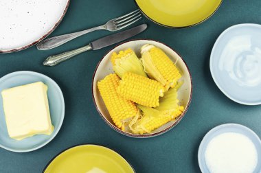 Ev yapımı tereyağlı ve tuzlu mısır koçanı.