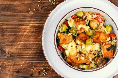 Beyaz pirinçle servis edilen hindi etli güveç. Ahşap arka planda ızgara tavuk eti. Boşluğu kopyala.