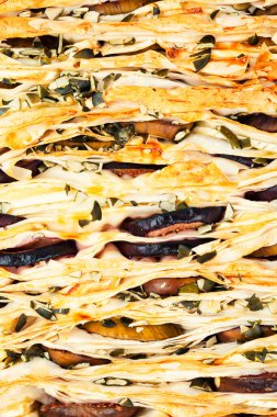 İncirli turta, fila hamuru ve masada dilimlenmiş incir. Kapat..