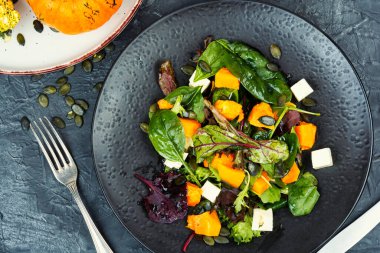Renkli sonbahar salatası, beyaz peynir, yeşillik ve Hokkaido kabağı. Vejetaryen yemeği. Üst görünüm