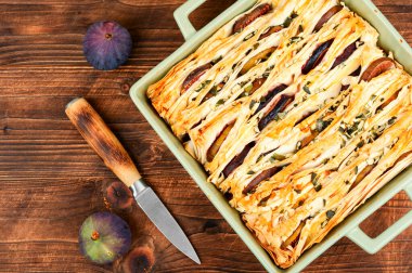 Taze pişmiş incir galeti ya da kırsal arka planda açık incirli turta. Klasik stil.