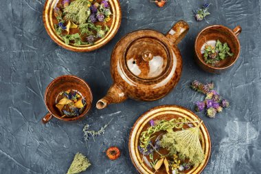 Çay fincanı ve çaydanlık ile çay konsepti. Doğal ilaç, bitkisel ilaç. Üst görünüm.