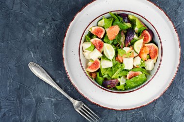 Peynirli incir salatası. Tatlı incirli, beyaz peynirli nefis yaz salatası. Metin için boşluk.