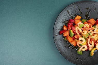 Mango, kaktüs ve avokadoyla karamelize edilmiş karides. Amerikan mutfağı. Boşluğu Kopyala.