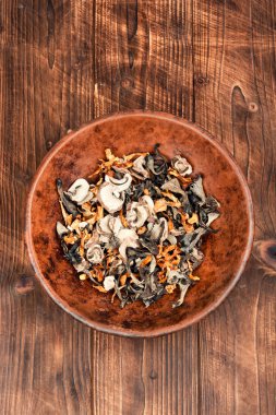 Kırsal ahşap bir masada canlı bir kurutulmuş mantar dizisi.