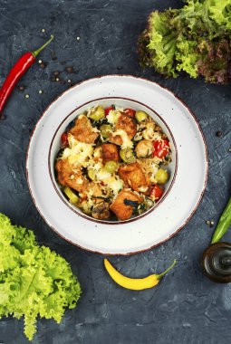 Pirinç ve peynirle pişirilmiş hindi eti. Düz yatıyordu.