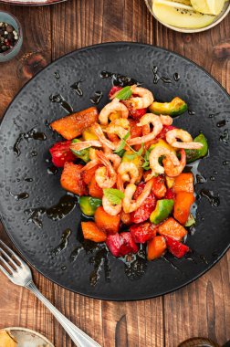 Mango, kaktüs ve avokado ile karamel soslu iştah açıcı karides.