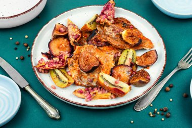 Sonbahar meyvelerinde marine edilmiş fırında biftek. Barbekü domuz eti..