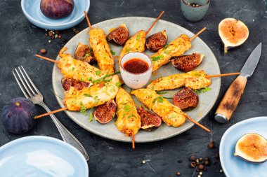 Tavuk filetosu ve incirli şiş kebap. Izgara et şişleri. Barbekü, tavuk şişi..