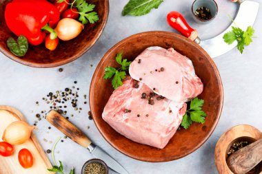 Dilimlenmiş çiğ domuz eti ve taze sebze. Et yemeği. Üst görünüm.