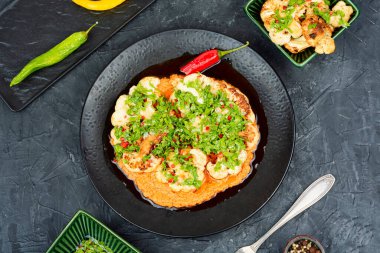 Vejetaryen soslu ve otlu kavrulmuş karnabahar. Vegan diyet tarifi konsepti. Üst görünüm.