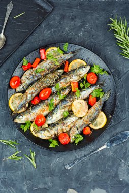 Fırında pişirilmiş İtalyan balığı, sardalya, domates, limon ve biberiye..