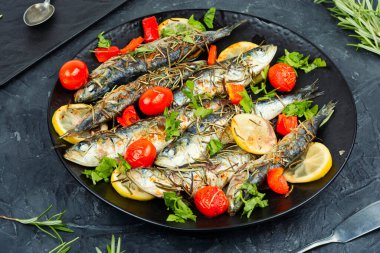 Çeri domatesli, biberiyeli ve limonlu sardalya..