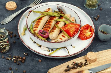 Sulu barbekü sosisleri barbekü. Alman usulü ızgara sosis. Sosisli sandviç..