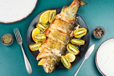 Lezzetli, fırında alabalık, kivi ve portakallı..