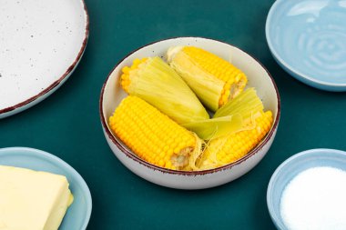 Ev yapımı tereyağlı ve tuzlu mısır koçanı.