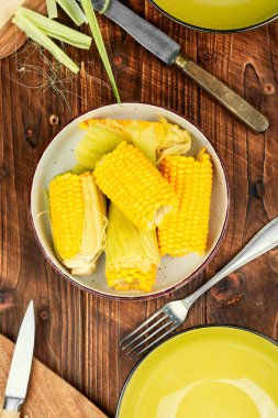 Ahşap arka planda iştah açıcı haşlanmış mısır. Lezzetli haşlanmış mısır..