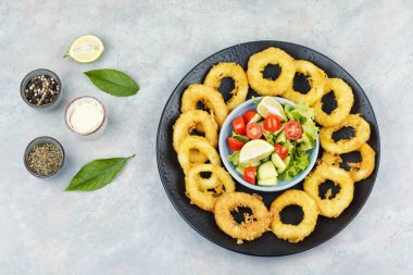 Soslu mürekkep balığı halkaları. Üst görünüm.