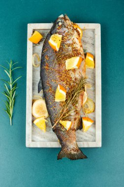 Turuncu ve biberiyeli alabalık. Üst görünüm.