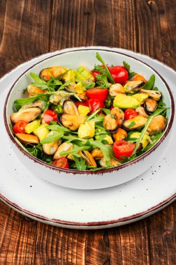 Midyeli taze sebze salatası..