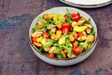 Kabuklu deniz ürünleri salatası, midyeli deniz ürünleri salatası.