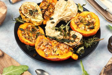 Fırında pişmiş kabak tabağı hazır..