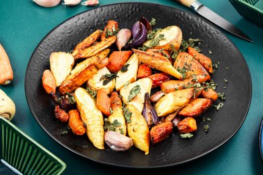 Pişmiş kök sebzeler, tabakta lezzetli kök sebzeler..