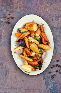 Renkli ızgara ve kavrulmuş kök sebze..