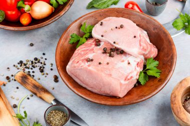 Çiğ domuz eti ve sebze dilimleri..