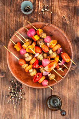 Barbekü sebze. BBQ sebze şişleri ahşap kırsal arka planda. Lezzetli barbekü pikniği.