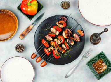 Lezzetli ahtapot yemeği, şişte ızgara ahtapot. Kalamar dokunaçları, ahtapot şişleri..