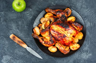 Mutfak masasında elmalarla pişirilmiş tavuk. Üst Manzara. Boşluğu kopyala.